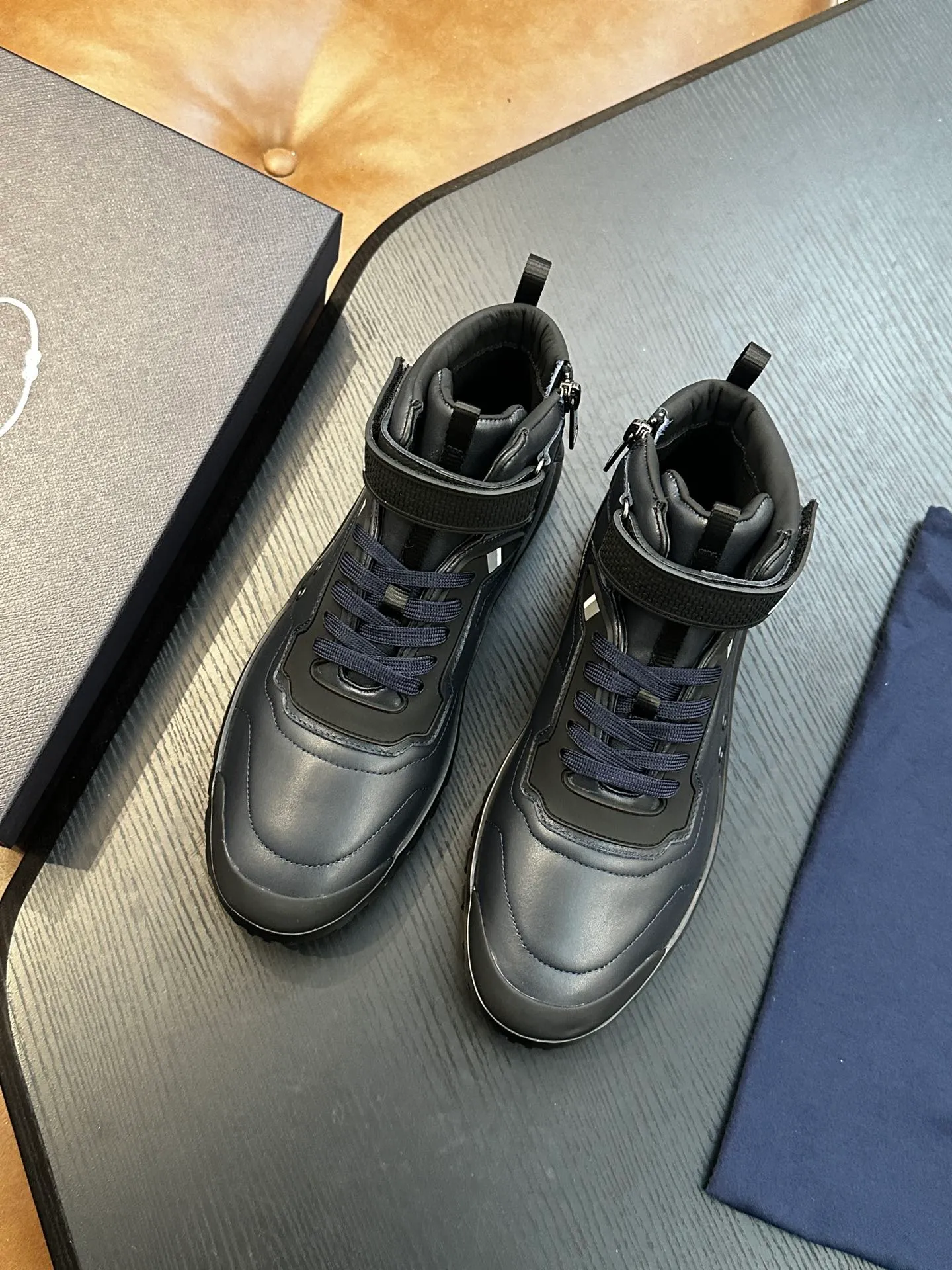 [ PRADA ] Top P: 880💰 ▪️Size: 39-44 (customized at 38.45) Prad*Prada (Mauri order can be made) new men's nylon fabric sneakers This casual sneaker combines elegant and innovative design. It is made of nylon stretch fabric and has a slip-on design. The upper strap is equipped with an adjustable metal buckle, and the letters "PRADA" are eye-catching on the side of the shoe. Comes with full original packaging!